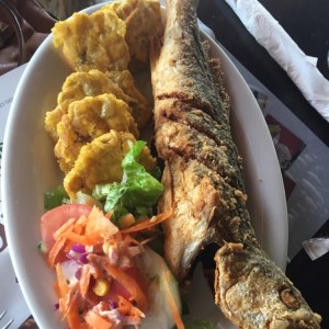 pescado entero con patacones 