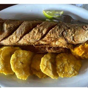 Pescado frito con patacones