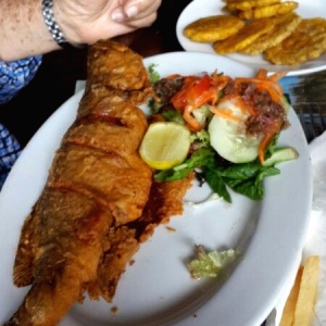 Corvina con Patacones y ensalada