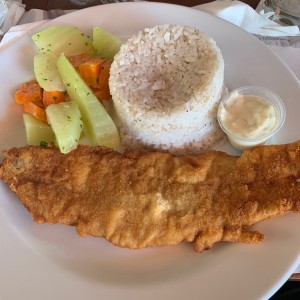 filete de corvina apanado con arroz/coco