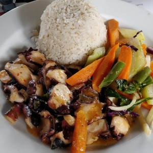 Pulpo al ajillo con arroz con coco