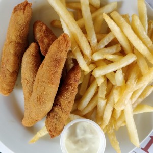 kids menu - deditos de pescado con papas fritas