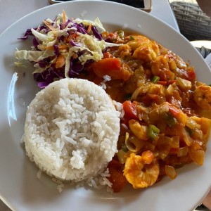 Camarones criollos con arroz con coco