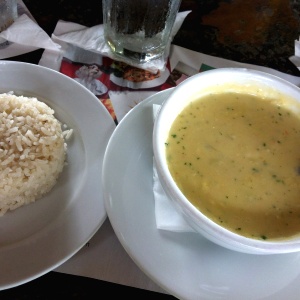 Crema de marisco con arroz con coco