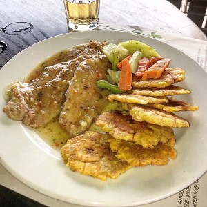 filete de pescado al ajillo con patacones