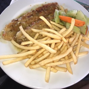 filete de pescado al ajillo con papas fritas