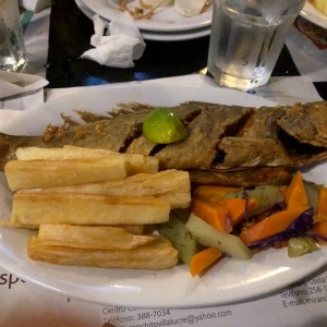 pescado frito con yuca