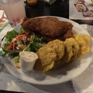 Filete de corvina apanado y patacones