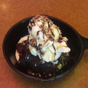 Brownie de chocolate con helado