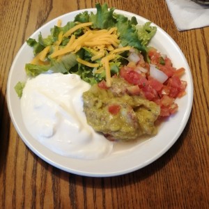 Crema agria, guacamole, pico de gallo y queso y lechuga