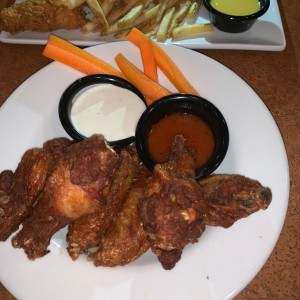 Wings con salsa Buffalo aparte 