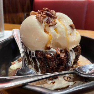 Brownie con helado 