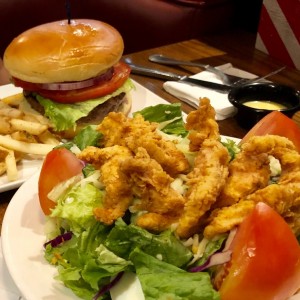 ensalada cajun y cheese burger