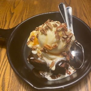 Brownie, Helado de Vanilla y Pecans 