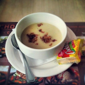 Bacon cream soup with crackers 