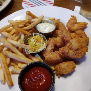 Camarones aplanados con papas fritas