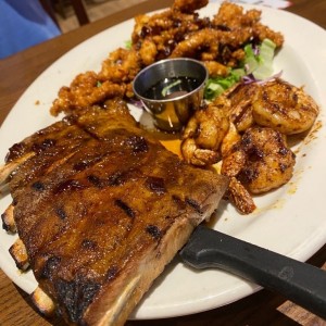 Ribs, camarones y pollo para compartir