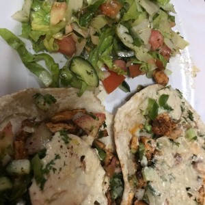 shawarma de pollo con ensalada