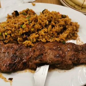 Carne de la casa con arroz asiatico 