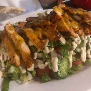 ensalada con aderezo de tahini y pollo