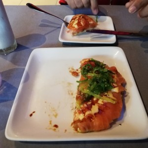 Spicy salmon pizza