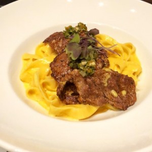 Fettucine huaicaina con anticucho de filete de res