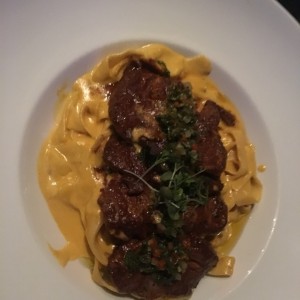 Fettucine huaicaina con anticucho de filete de res