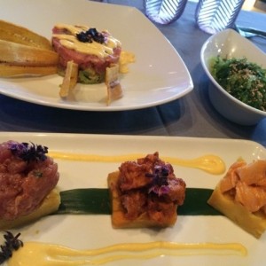 trio de causa, maguro tartar y ensalada de algas para comenzar