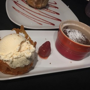 Lava cake con helado de sesamo