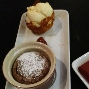 fondant de chocolate y helado de vainilla