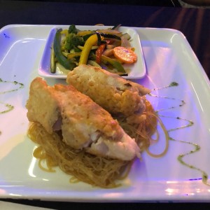 Corvina con fideos de arroz