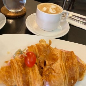 Croissant de jamon y capuccino