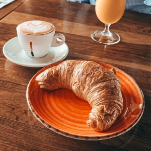 croissant y latte 