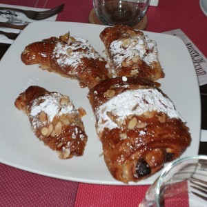 croissant de almendras y chocolate