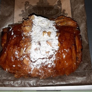 Croissant de chocolate y almendras