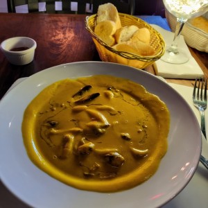 Crema de zapallo con mariscos