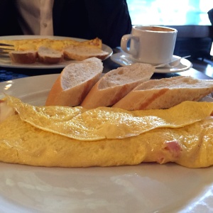 2 huevos en omellette con tocino