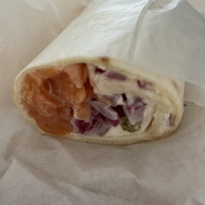 Wrap de salmon con alcaparras y queso crema