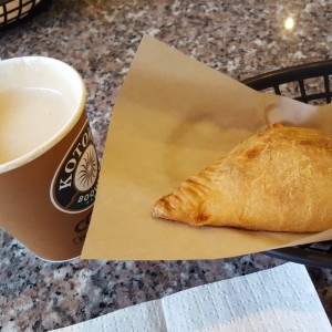 empanada chilena y capuccino