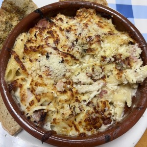 Pasta de pollo con tocino en salsa bechamel