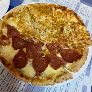 Pizza mitad de pollo y mitad salami