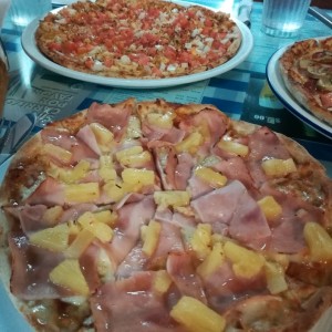 Pizza hawaiana y de pollo