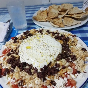 Ladopsomo con pollo y aceitunas negras y salziki