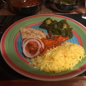 butter chicken, arroz azafran, palak pannir y nan de cebolla