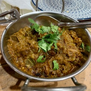 Gosht Bainganwala, Cordero con berengenas y guisantes