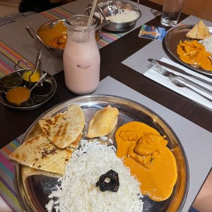 Arroz Basmati, Naam, Samosa y Butter Chicken de bebida Lassi de fresa