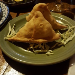 Aperitivos / Appetizers - Gosht Samosas