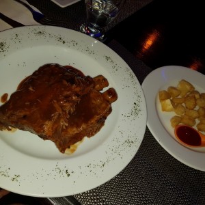 costillas con yuca frita