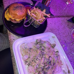 pasta con pollo y hongos y hamburguesa 