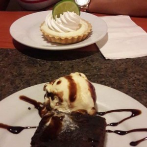 tartaleta de limon y brownie con helado